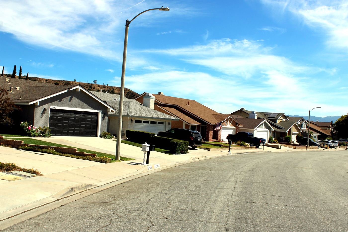 Single-story homes on a quiet residential street in Saugus, Santa Clarita
