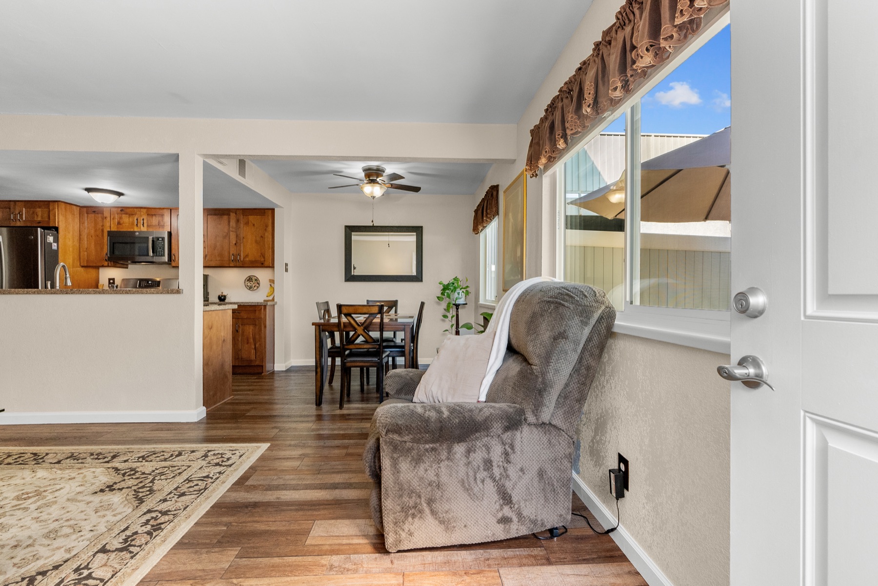 28152 Robin Ave, Saugus, photo 7